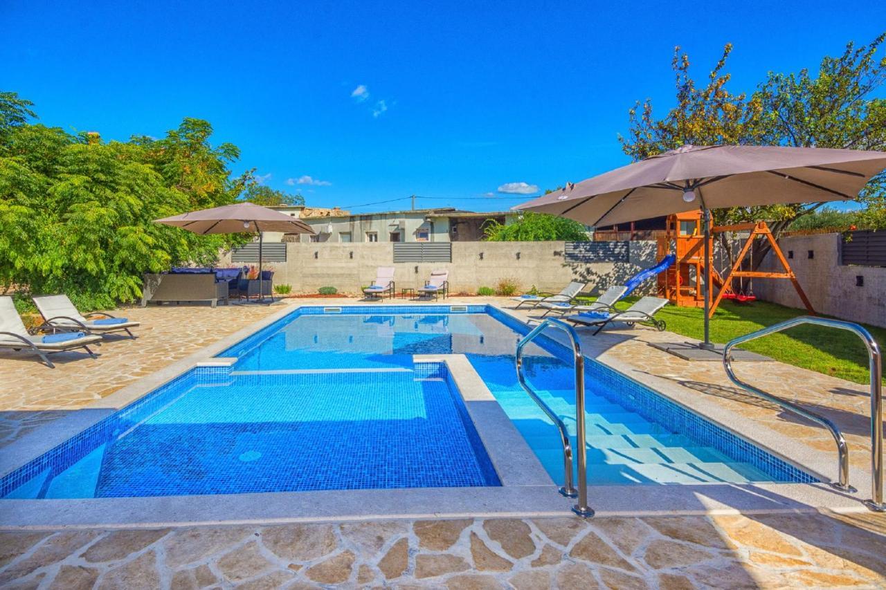 Holiday Home Tower With Private Pool, Sauna And Quads Smilcic Dış mekan fotoğraf